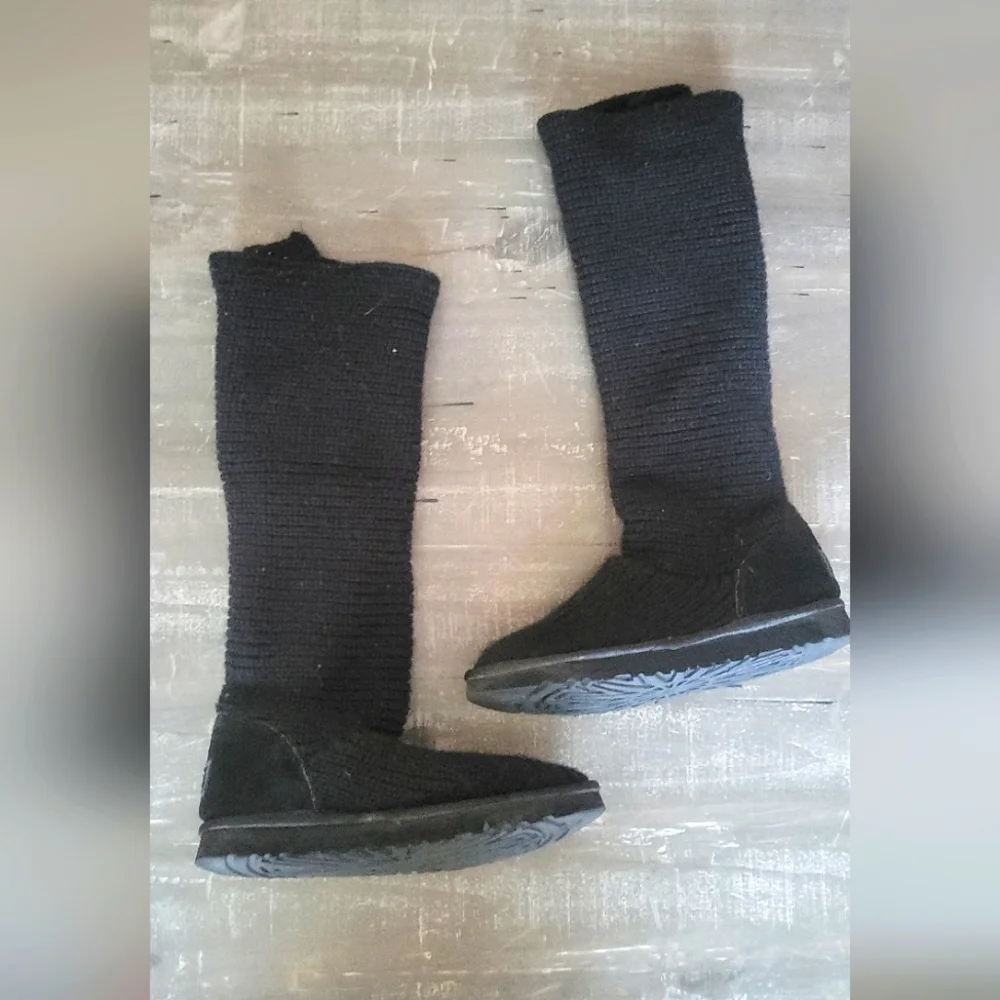 UGG Womens Classic Cardy Wool Knit Mid-calf Botton Boots, Black, size 8